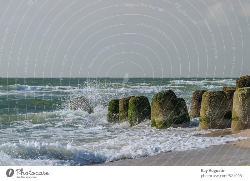 Tetrapoden an der Hörnum Odde Küstenschutz Nordsee Nordsee küste Nordseeküste Insel Insel Sylt Nordsse Insel Brandung Wellengang Gischt Meer Betonklötze Stabil