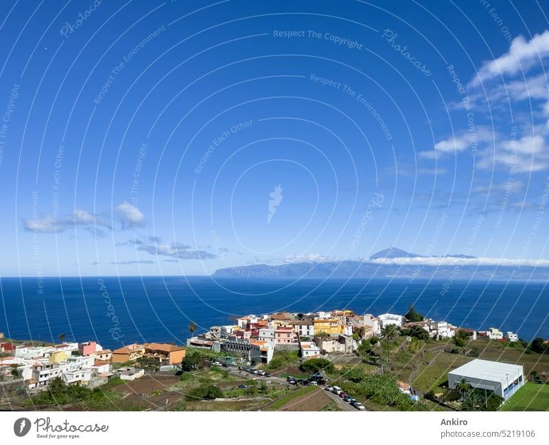 Schönes kleines Dorf Agulo auf La Gomera, am Horizont kann man die Insel Teneriffa sehen Panorama Spanien Kanarische Inseln Meereslandschaft Teide Landschaft