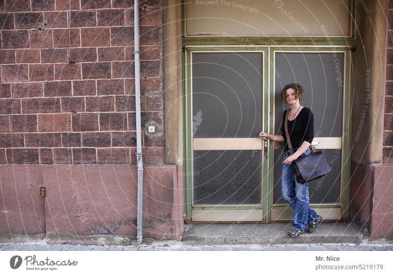 Frau betritt ein Gebäude Arbeit & Erwerbstätigkeit Tür Eingangstür Verwaltung Fassade Bürogebäude Aktentasche Business Tasche Lehrer Haus Architektur Altbau