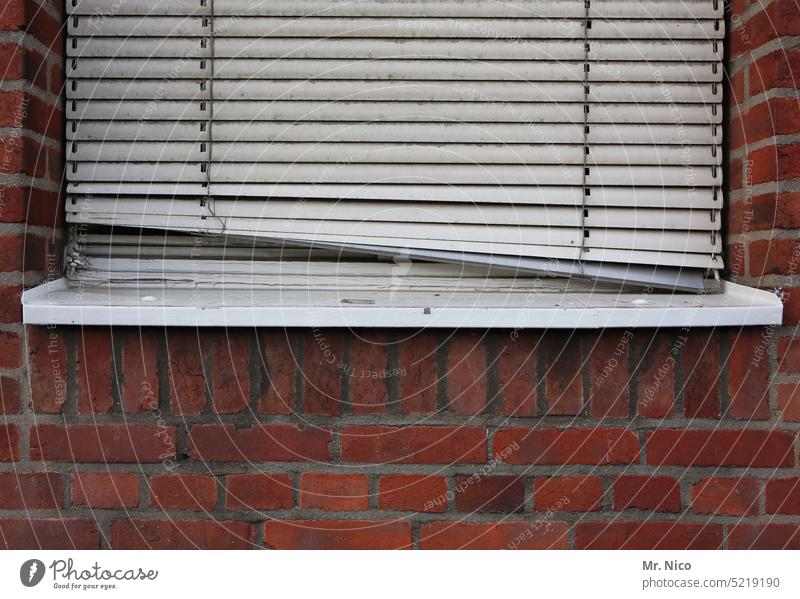 es klemmt Fenster Rollo Jalousie geschlossen Rollladen trist Sichtschutz schräg Fassade Schräglage defekt ramponiert Wetterschutz Schieflage schief kaputt