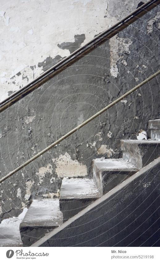 grau in grau I in grau und grau Treppe Treppenhaus aufwärts abwärts Wand Treppenstufen Architektur nach unten nach oben trist Treppengeländer Putzfassade Stufen