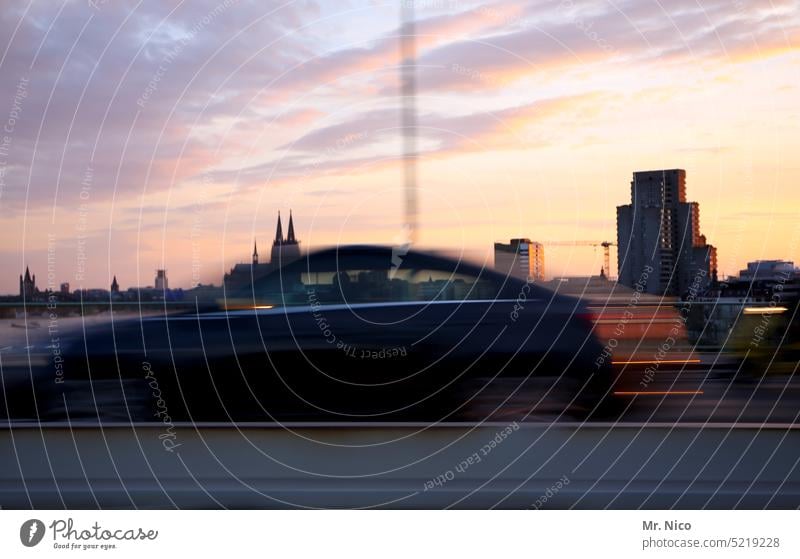 abgefahren I in köln Autofahrer Verkehr PKW Straßenverkehr Autofahren Fahrzeug Verkehrsmittel Geschwindigkeit Roadtrip Mobilität unterwegs Bewegungsunschärfe