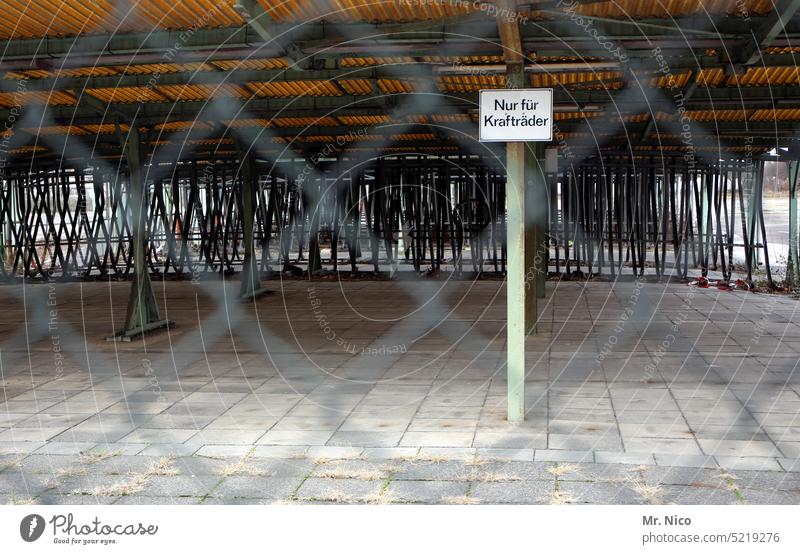 Nur für Krafträder Maschendrahtzaun Fahrradständer parken Parkplatz Mobilität Krad Parkdeck Abstellplatz abstellen Bike+Ride umweltfreundlich Leerstand