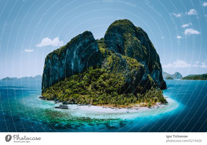 Beeindruckendes Drohnen-Panoramabild der tropischen Insel Pinagbuyutan, kleiner niedlicher Ipil-Strand, umgeben von azurblauem Meer. El Nido, Palawan, Philippinen