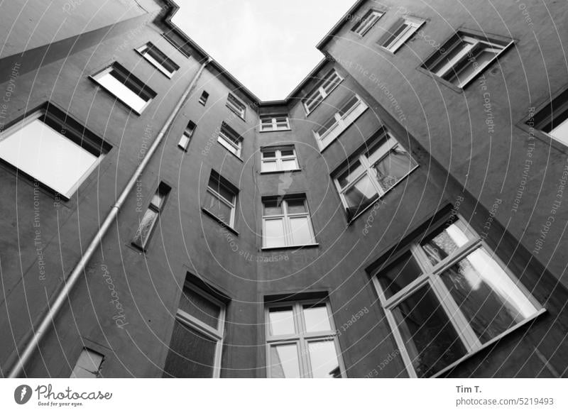 Hinterhof Berlin Prenzlauer Berg s/w bnw Stadtzentrum Hauptstadt Schwarzweißfoto Altstadt Menschenleer Tag Außenaufnahme Architektur Bauwerk Gebäude Altbau Haus