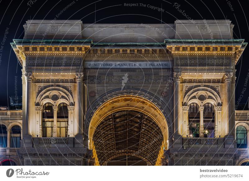 Mailand, Italien, Nachtaufnahme des beleuchteten Eingangs der Galleria Vittorio Emanuele II mit entsprechender Inschrift, einer Arkade aus dem 19. Jahrhundert mit Geschäften am Domplatz.