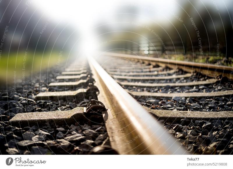 eine Eisenbahnstrecke Unschärfe Hintergrund Schiene Eisenbahnschienen Schienen Eisenbahnunschärfe stechend moderne Eisenbahn Transport Schienentransport