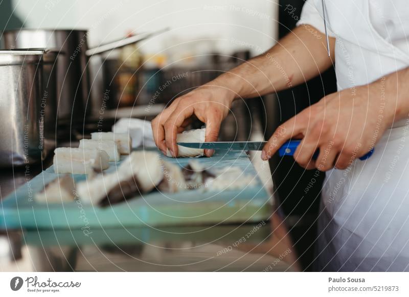 Enge Hände beim Schneiden von Fisch Essen zubereiten Koch Küchenchef Restaurant Mensch Lebensmittel Farbfoto Halt Kaukasier Beruf Hand Uniform professionell