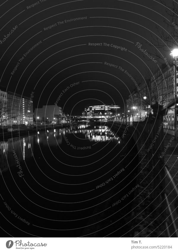 die Spree in Berlin Mitte in der Nacht Berlin-Mitte s/w Fluss Reflexion & Spiegelung Hauptstadt Stadtzentrum Außenaufnahme Architektur Menschenleer Bauwerk