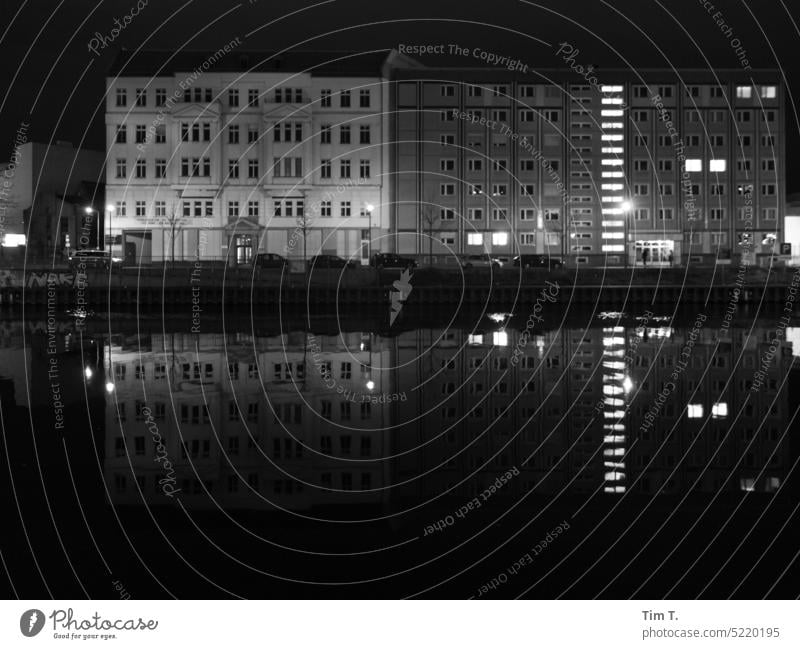 Alt- und Plattenbau an der Spree Berlin Nacht s/w Altbau Reflexion & Spiegelung Schwarzweißfoto Stadtzentrum Menschenleer Architektur Hauptstadt Außenaufnahme