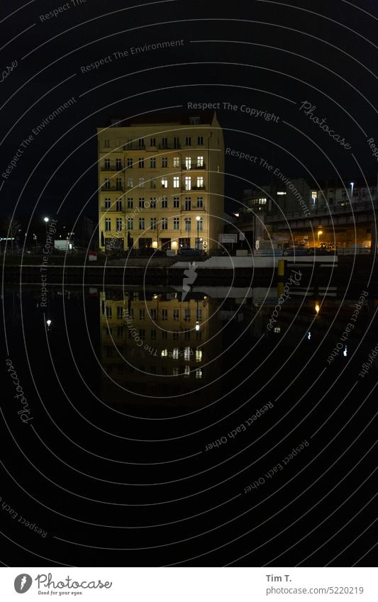 Ein einsames Haus Nachts an der Spree in Berlin Mitte Reflexion & Spiegelung Fluss Hauptstadt Berlin-Mitte Stadt Architektur Stadtzentrum Wasser Menschenleer