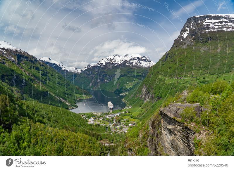 Schöner Blick auf den Geirangerfjord und die Stadt Geiranger von der Adlerkehre mit einem Kreuzfahrtschiff vor Anker reisen Landschaft Wasserfall Tourismus