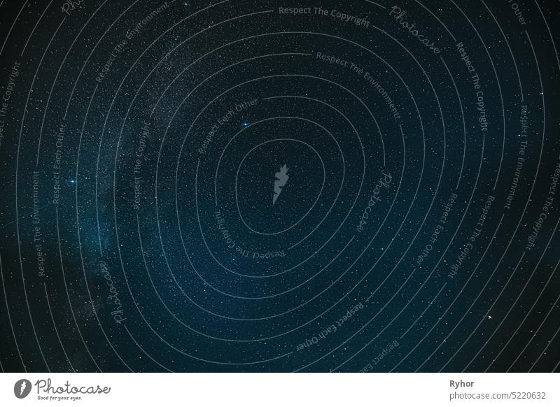 Nacht Sternenhimmel mit leuchtenden Sternen. Sternenhintergrund Hintergrund Glühende Sterne sternenklar Astronomie schön Textfreiraum kosmisch Schmuckkörbchen