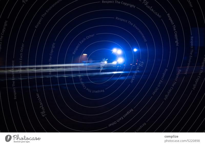 Krankenwagen fährt Nachts bei Regen zum Einsatz krankenwagen lkw Einsatzfahrzeuge einsatzfahrzeug Straße Geschwindigkeit nachts blaulicht Licht Lichteffekt
