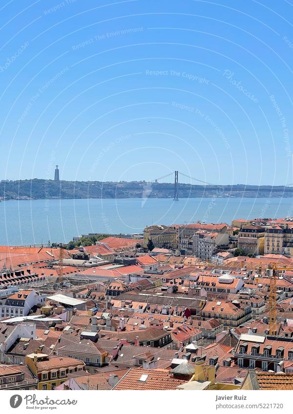 Blick auf die Stadt Lissabon von der Spitze der Burg St. Georg mit der Brücke des 25. April über den Tejo, vertikal lisboa Portugal 25. April Brücke Ansicht