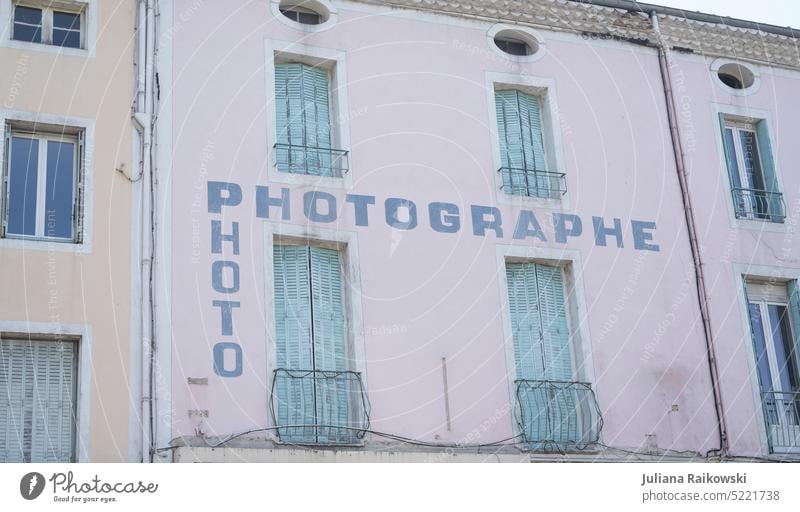 Inschrift eines Französisches Fotografie Geschäfts Ladengeschäft Stadt Fassade Haus Gedeckte Farben Menschenleer alt Außenaufnahme Altstadt Wand Fenster Tag