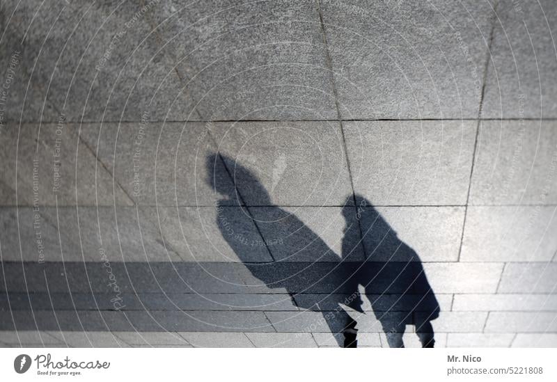 Stadtbummel a la Willma Schatten Fußgängerzone sonnig Menschen Personen bummeln Boulevard Stadtbewohner Spaziergang Schattenspiel Shopping urban Gehwegplatten