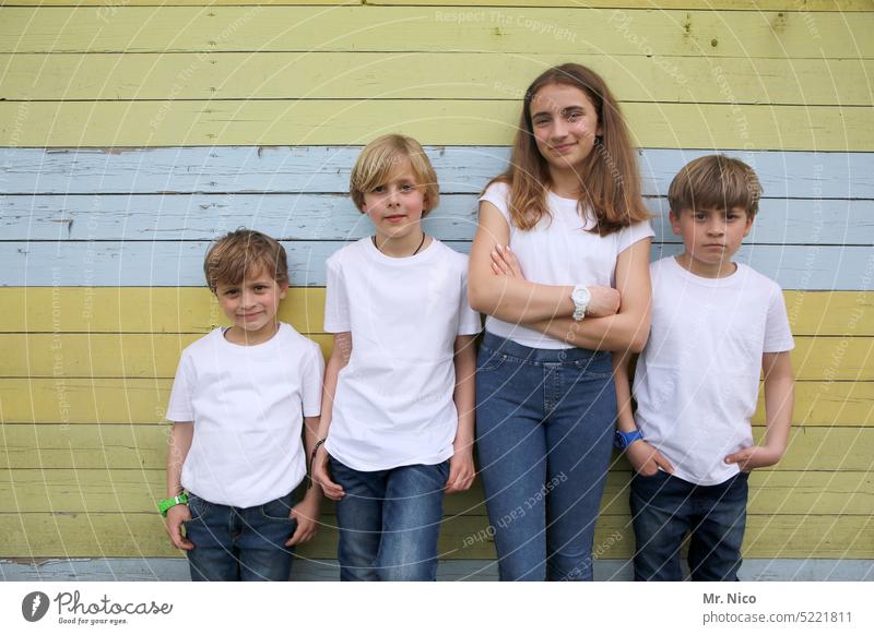 Gruppenbild - von vorne. jugend von heute Geschwister Freunde Menschengruppe Teenager arme verschraenkt Gesichtsausdruck Größenunterschied Schüler Lächeln