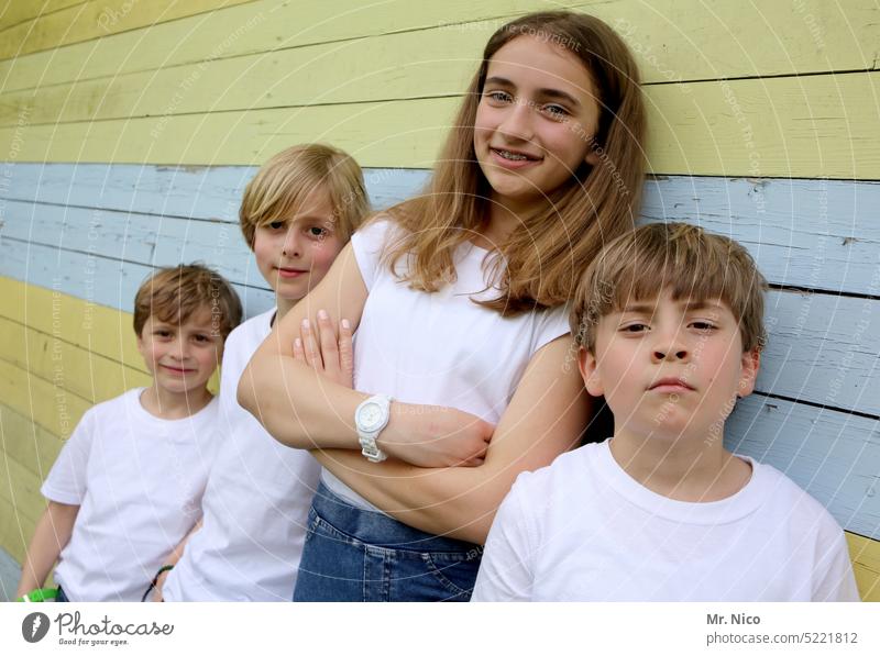 Gruppenbild jugend von heute weißes T-Shirt Jugend Geschwister Familie & Verwandtschaft Freunde Zusammensein Coolness Menschengruppe Gruppenfoto Jugendliche