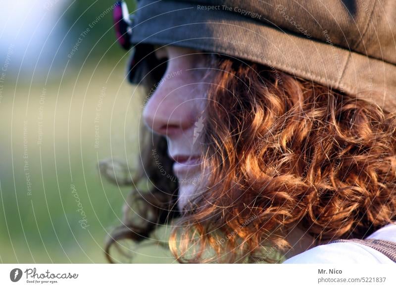 woman Locken Haare & Frisuren Gesicht Nase Mütze Porträt Blick Kopf Accessoire authentisch Mode natürlich feminin beobachten Wegsehen naturlocken Haarsträhne