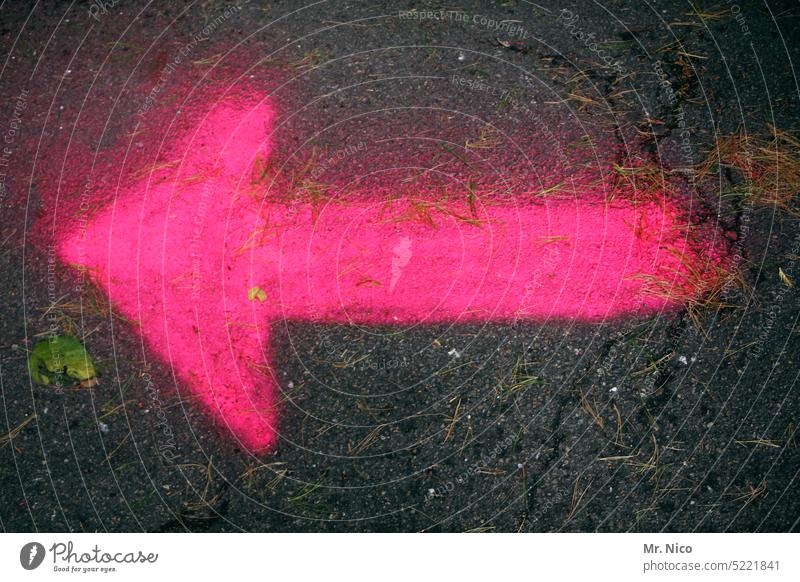 Pfeil nach links Zeichen Asphalt Richtung richtungweisend Wegweiser Hinweis Symbole & Metaphern Fahrbahnmarkierung Schilder & Markierungen Orientierung
