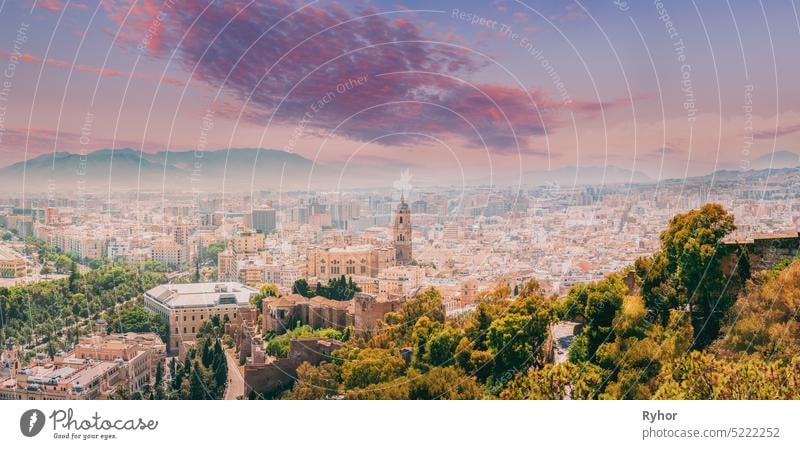 Malaga, Spanien. Stadtbild Topped Ansicht von Malaga in sonnigen Sommertag mediterran Morgen alt im Freien panoramisch Szene MEER Sol Spanisch Straße