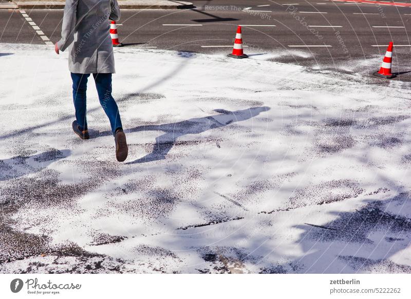 Unfallstelle + Passant asphalt fahrbahnmarkierung fahren fortbewegung hauptstraße kurve linie links navi navigation orientierung rechts richtung schnelligkeit