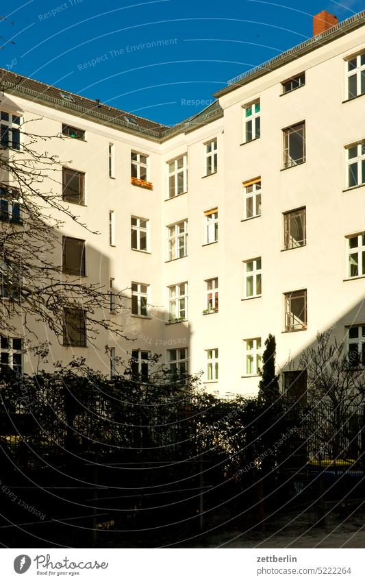 Hinterhof in Kreuzberg altbau außen brandmauer fassade fenster haus himmel himmelblau hinterhaus hinterhof innenhof innenstadt kiez mehrfamilienhaus