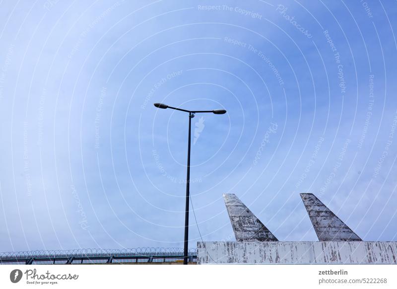 Flughafen Tegel berlin ferne flugbahn flughafen flugplatz freiheit frühling himmel horizont menschenleer rollbahn skyline sommer tegel textfreiraum txl