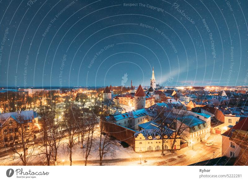 Tallinn, Estland. Night Starry Sky Above Old Castle Walls Architektur. Stadtbild Skyline in der Altstadt. Winter Abend Nacht. Berühmtes Wahrzeichen. Beliebtes Reiseziel Scenic. UNESCO-Erbe. Veränderter Himmel.