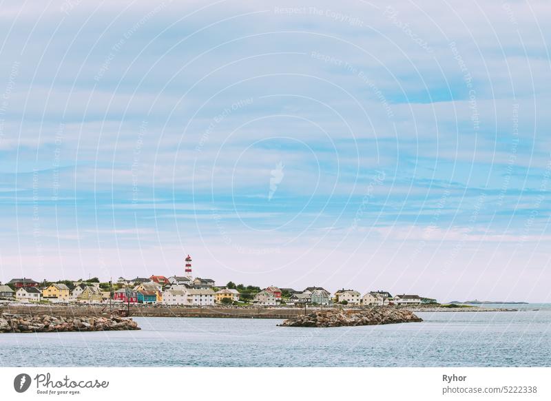 Alnesgard, Godoya, Norwegen. Alter Alnes-Leuchtturm am Sommertag auf der Insel Godoya in der Nähe der Stadt Alesund. Alnes Fyr berühmt Turm Natur Urlaub