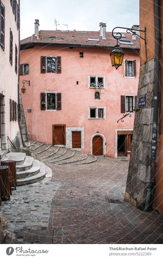 Rosa Haus mit Laterne im Vordergrund Pflastersteine Treppe altertümlich historische Altstadt Annecy Gebäude Architektur Historische Bauten Fassade Städtereise