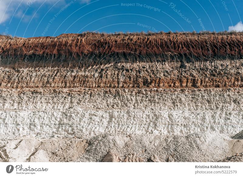 Bodenschichten im Schnitt. Kalkstein-Felsformation. Mineralien-Steinbruch im Tagebau Architektur Ballast schwarz Felsbrocken Pause Bruchstein Baustein Gebäude