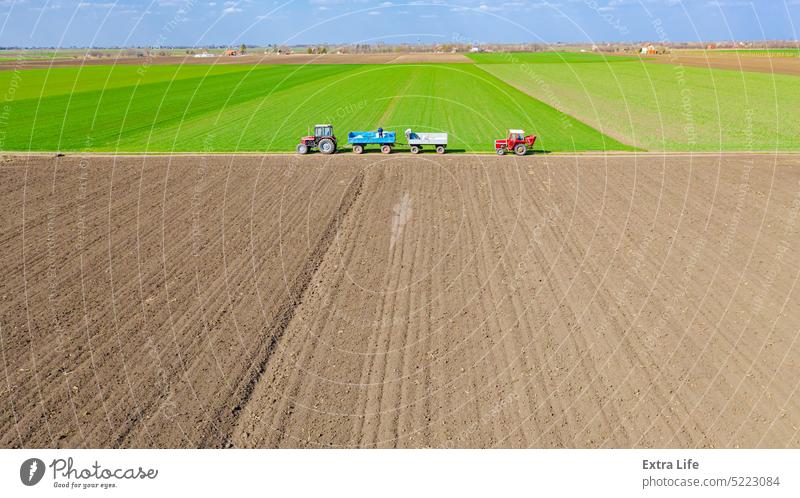 Luftaufnahme einer Lademaschine zum Ausbringen von Dünger oben Ackerbau anbaufähig ringsherum künstlich Ladung Müsli Chemikalie Land Ernte kultiviert