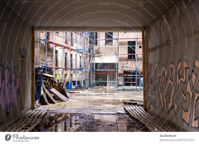 Toreinfahrt, städtischer Hinterhof mit Baustelle und Baugerüst Hauseigentümer Mieter Sanieren Gerüst Einfahrt Blick Wohnungsbau Renovierung Stadt Großstadt