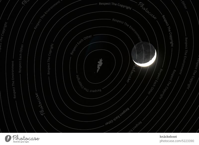 mondsichel Mond Nacht Mondschein Himmel Licht Nachthimmel dunkel Textfreiraum links Textfreiraum unten Textfreiraum rechts Langzeitbelichtung