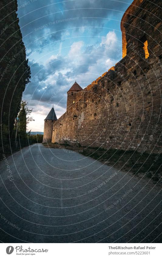 Schloss in Abendstimmung Carcassonne Dämmerung Stimmung dramatischer himmel Perspektive Außenaufnahme Frankreich Tourismus Sehenswürdigkeit Himmel Dämmerlicht