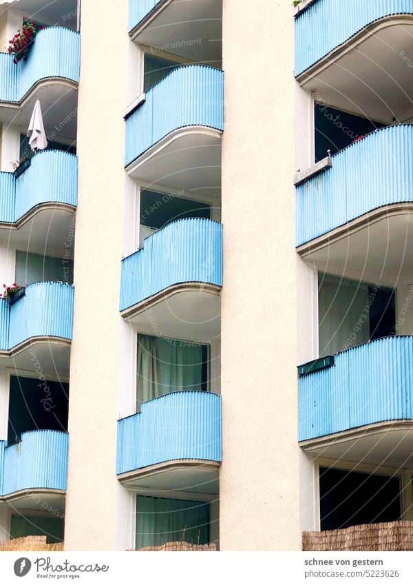 Tristesse deluxe Berlin Architektur Grau Balkon Haus Hochhaus Gebäude Plattenbau Stadt Hauptstadt Menschenleer Himmel Fenster Tag Stadtzentrum Bauwerk Farbfoto