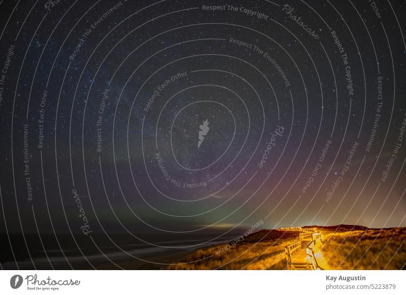 Sternenhimmel mit Polarlichter im Norden Leuchterscheinung Himmelsleuchten Aurora borealis Nordlicht Stickstoffatome Sonnenwindteilchen Sauerstoffatome