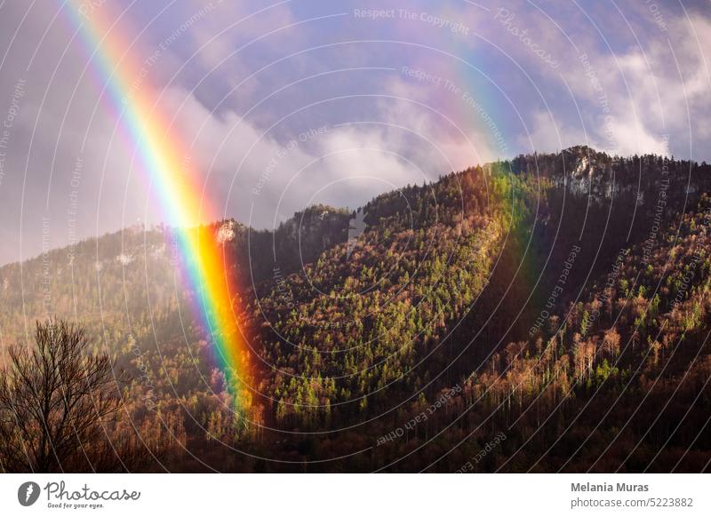 Regenbogen in den Bergen. Landschaft mit duble Regenbogen und Bergblick, frühen Frühling Wetter. Hintergrund schön Schönheit blau hell Cloud Wolken wolkig Farbe