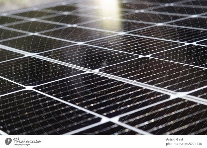 Nahaufnahme von einer Solaranlage auf die die Sonne scheint solaranlage nahaufnahme balkonkraftwerk stromerzeugung stromerzeugen haus solarmodule photovoltaik