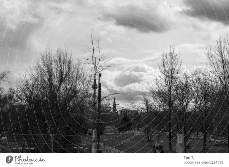 Mauerpark Fernsehturm mauerpark s/w Himmel Prenzlauer Berg Stadtzentrum Berlin Hauptstadt Schwarzweißfoto Außenaufnahme Menschenleer Tag Park Wolken