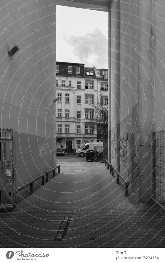 Berlin Prenzlauer Berg s/w Straße Durchfahrt Hof Stadtzentrum Hauptstadt Schwarzweißfoto Altstadt Menschenleer Tag Außenaufnahme Gebäude Architektur Tor Bauwerk