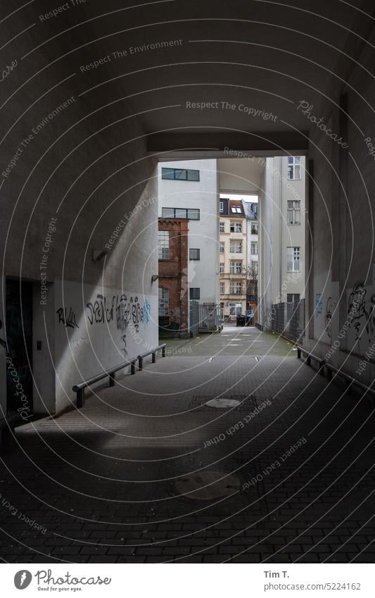 Tordurchfahrt Durchfahrt Prenzlauer Berg Berlin Hinterhof Farbfoto Menschenleer Stadt Tag Stadtzentrum Hauptstadt Außenaufnahme Haus Altstadt Fenster Altbau