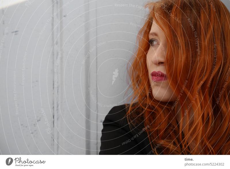 Frau mit roten Haaren im Halbschatten feminin rothaarig Mauer Wand Jacke Denken beobachten langhaarig Blick warten schön gewissenhaft Wachsamkeit Ausdauer