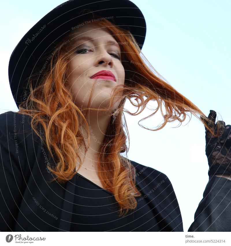 Frau mit roten Haaren, Hut und Handschuhen feminin Himmel Wolken Schönes Wetter Wind T-Shirt langhaarig rothaarig weiblich Jacke Locken beobachten Denken Blick