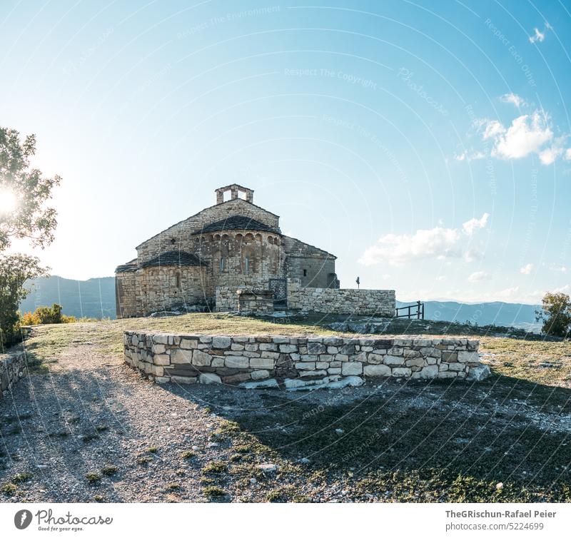 Kirche vor blauem himmel Stein Mauer Bauwerk Wolken Gegenlicht Schatten Licht steiniger weg Sehenswürdigkeit Architektur Außenaufnahme Menschenleer Farbfoto Tag