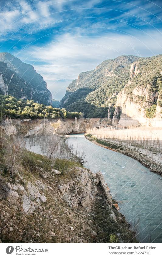 Fluss zwischen Felsen vor blauem Himmel Wasser steinig Schlucht blauer Himmel mit Wolken Natur Landschaft Sommer Farbfoto Schönes Wetter Außenaufnahme