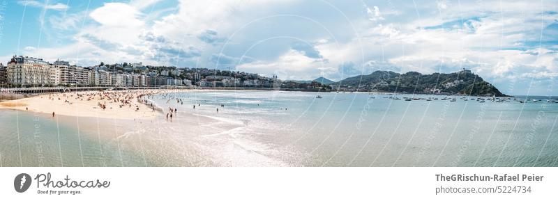 Strand mit Stadt und Berg im Hintergrund Panorama (Bildformat) Leute Sonne Häuser Hügel Meer Wasser Sand Sommer blau Natur Bucht donostia san sebastian Spanien