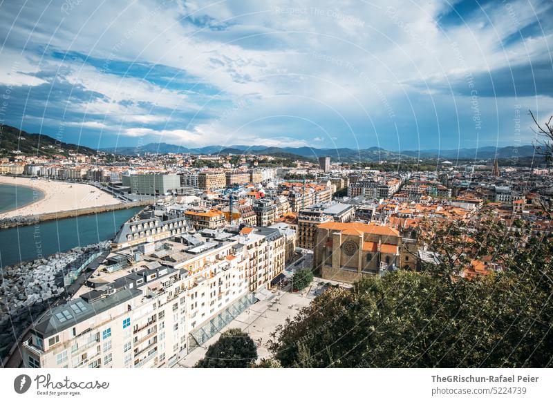 Stadt mit Hügel im Hintergrund Sonne Häuser Meer Wasser Sand Sommer blau Natur Bucht donostia san sebastian Spanien San Sebastián Baskenland Landschaft MEER